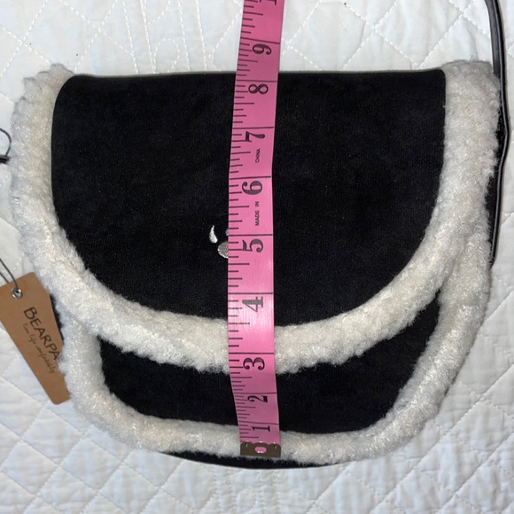 BEARPAW CROSS-BODY SHOULDER SADDLE-BAG BLACK Faux Suede & Shearling Trim - Picture 6 of 16